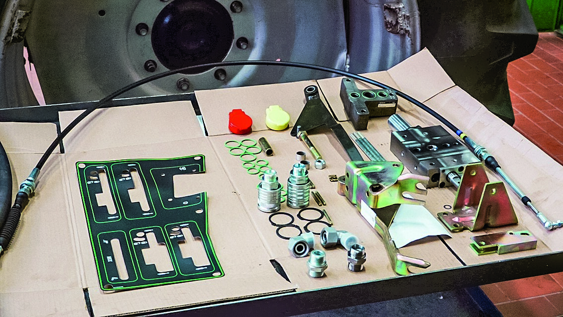 В дополнение к компонентам управляющего блока будет установлен новый на боковой 
консоли после необходимой подготовки к монтажу.