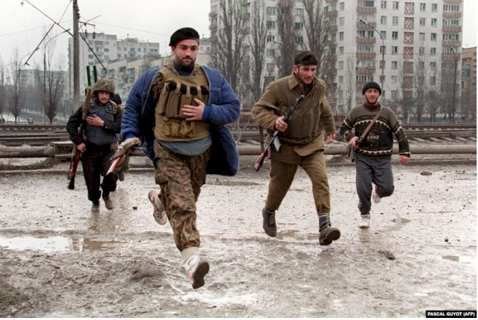 Боевики перебегают улицу в Грозном. Фото AFP/ Pascal Guyot