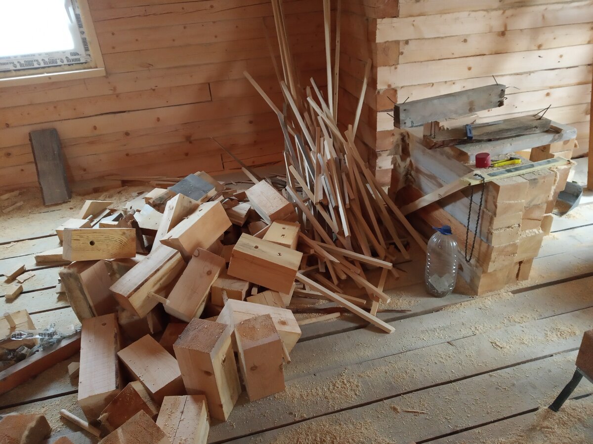 Такой бардак из обрезков образовался при зашивке фронтонов и пропиливании внутренних проемов. Да, до зимы 2019-2020 они у меня так и не были готовы, все передвижения в доме были через наклоны и перелезания через проемы в 3-4 ряда бруса.