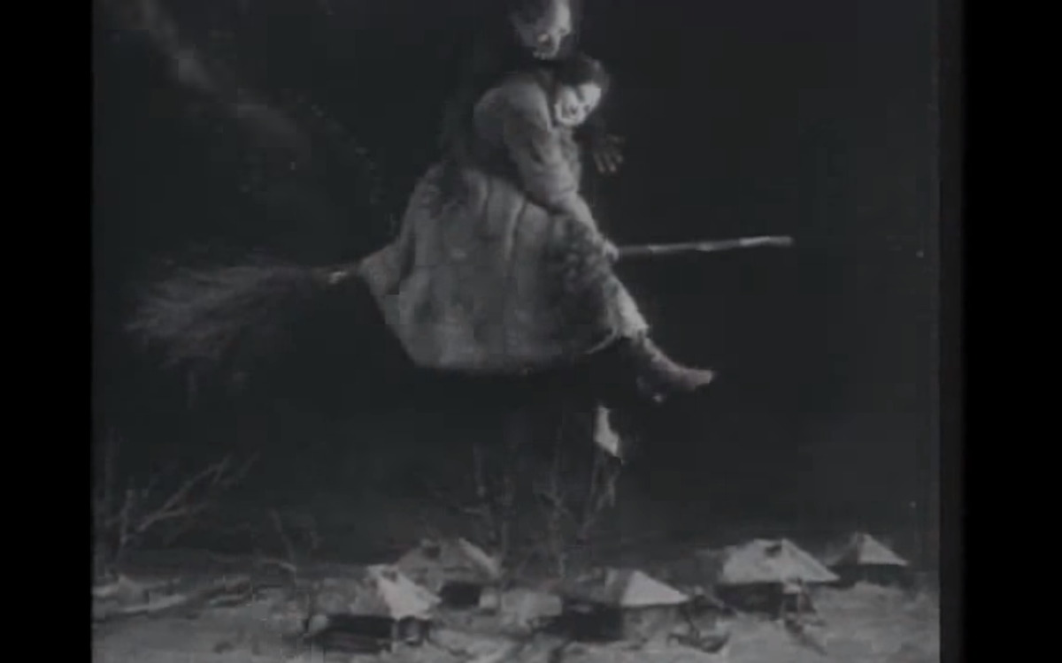 Кадр из фильма "Ночь перед Рождеством", 1913 год.  Лидия Тридентская в роли ведьмы Солохи вместе с чёртом полетела за месяцем.