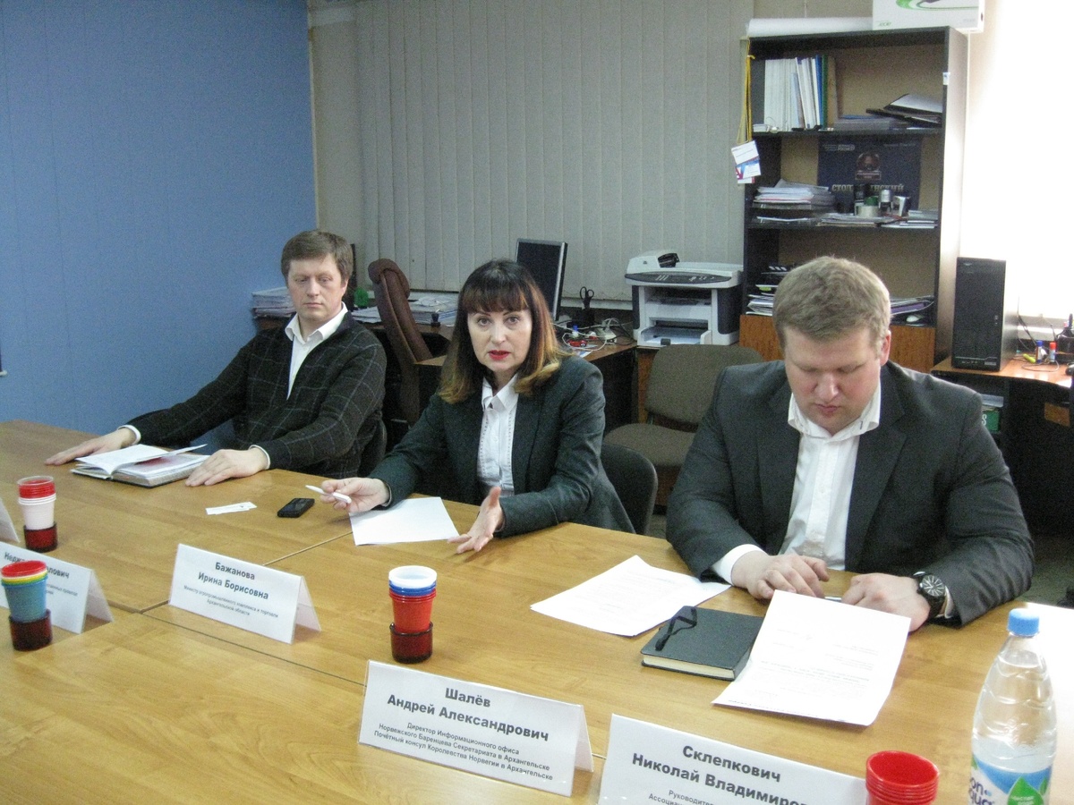 На фото 3-х летней давности слева направо - автор, министр агропрома архангельской области, зам министра. Обсуждали поддержку фермеров. Договорились о взаимодействии. Ничего в жизнь не воплотилось...