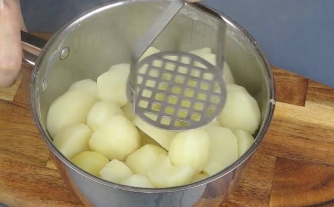 1. Доводим воду до кипения, добавляем соль и отправляем очищенную картошку вариться до готовности. Из картошки делаем пюре.