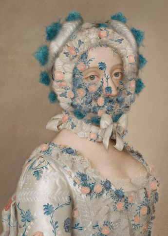 Отправной точкой моей работы было это пушистое маленькое голубое украшение для волос, маленькое, но очень кокетливое. Я хотел уделить ему больше внимания и должен был изобрести соответствующую структуру одежды. В то же время я хотел подчеркнуть этот слегка сдержанный внутренний взгляд.Hidden Liotard V.