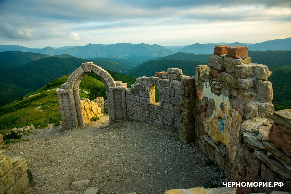 Фото с сайта: https://черноморие.рф/2018/01/04/dostoprimechatelnosti-gelendzhika-grozovye-vorota/
