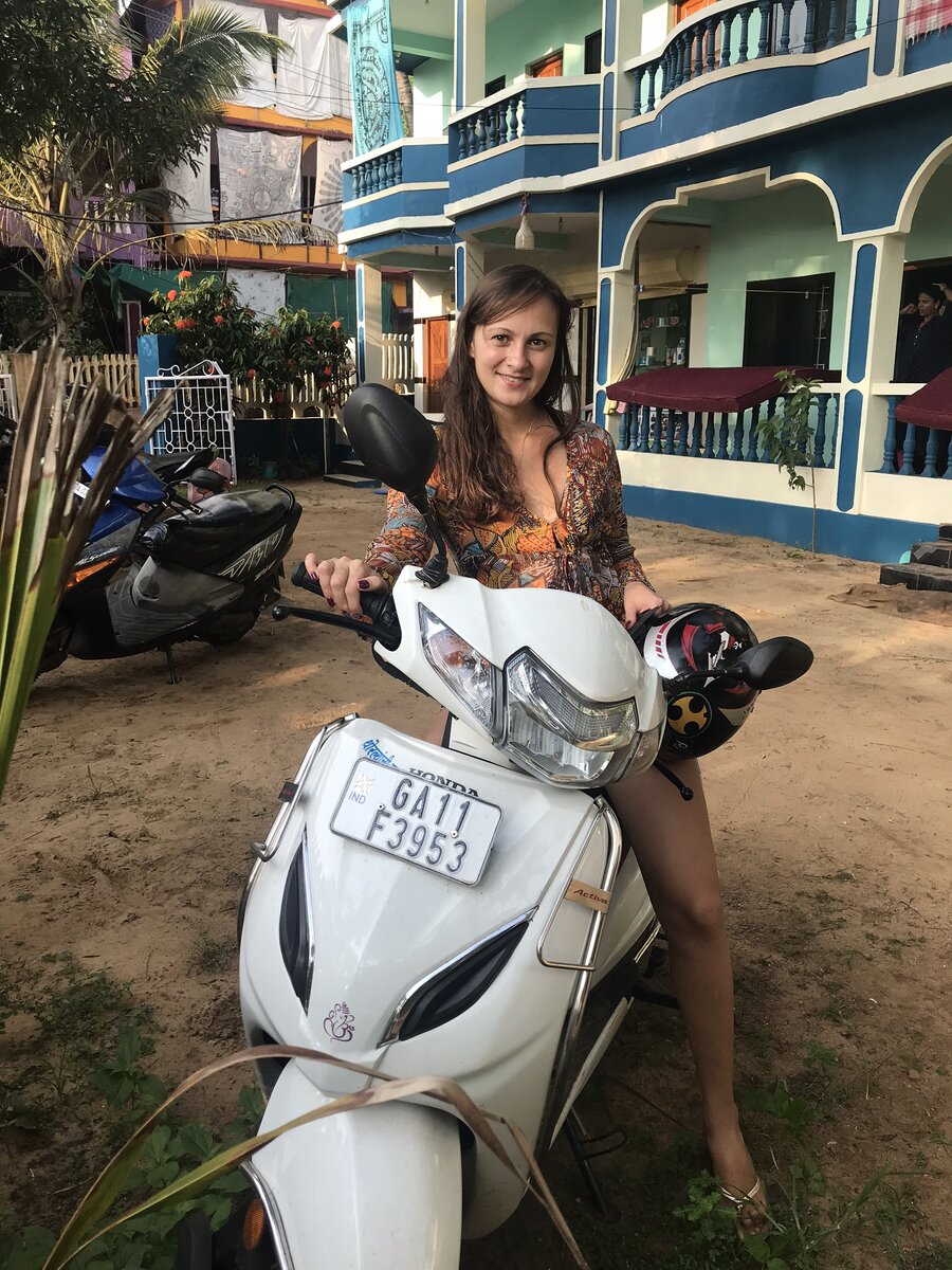 Научил жену ездить на байке, так как из-за работы не всегда мог забирать дочь из школы.