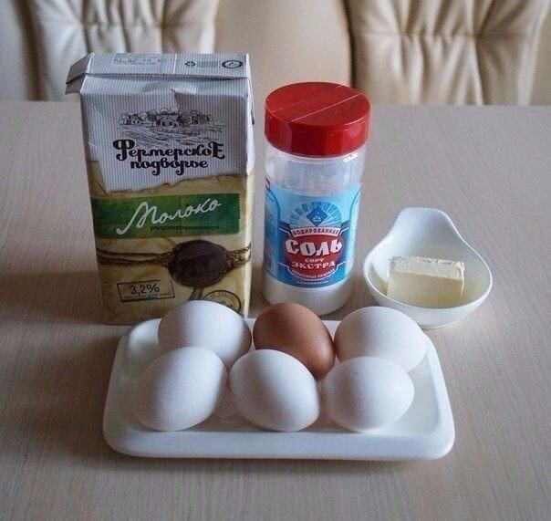 Приготовление :   
Яйца разбиваем в чашку. 
 
Вливаем молоко. 
 
Солим по вкусу. 
 
Перемешиваем венчиком. Взбивать массу не нужно, достаточно просто хорошо перемешать. 