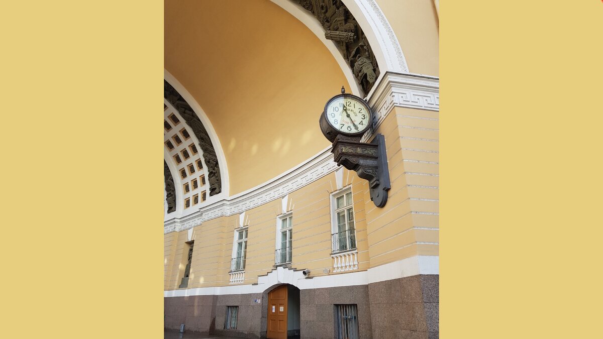 Часы менделеев. Часы арки главного штаба в Санкт-Петербурге. Арка главного штаба часы. Арка главного штаба. Менделеевские часы