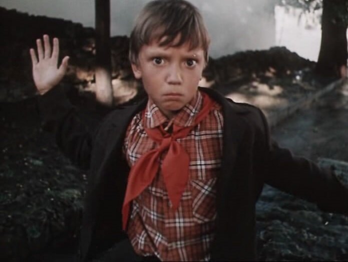 Все помнят неловкие пируэты Васи Петрова и вопль: «Могу тебе, Маша, вмазать так, что…» Скриншот. Источник - YouTube.