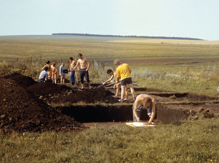 Раскопки на селище Монастырщино-5, 1988 г. 