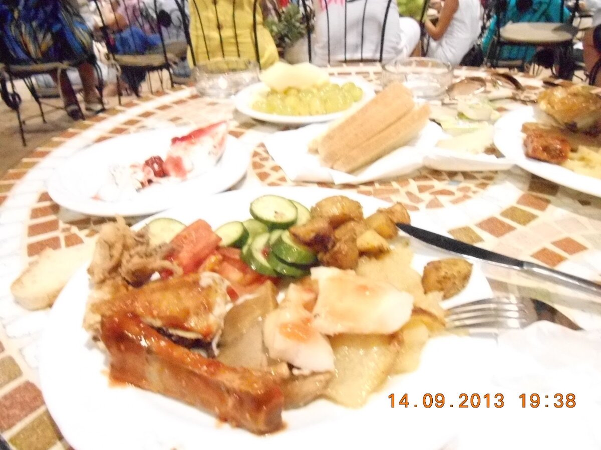 Сначала мы немного побродили в фойе.Там есть стена из воды,подсвечивается розовым,очень красиво,все фотографируются.Потом прошли в ресторан к шведскому столу,набрали всяких вкусностей.