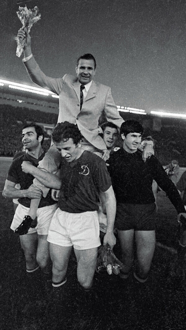 Игроки  сборной "Динамо" и Лев Яшин.