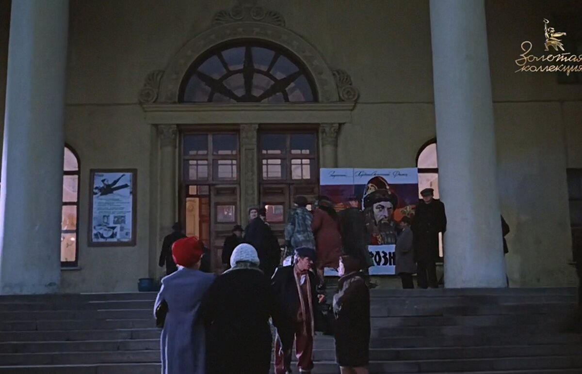 Промокашка на ступеньках "Буревестника". Кадр из фильма "Место встречи изменить нельзя"