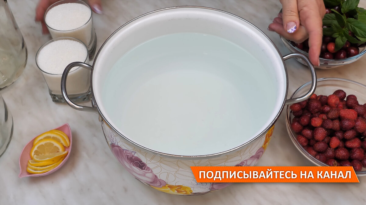 Компот из замороженной клубники и ежевики