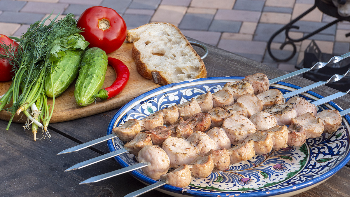 Шашлык каре ягненка. Конская колбаса татарская казылык. Конская колбаса татарская казылык. Деликатес бараньи яйца. Шашлык из языка.