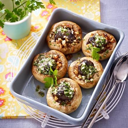 шампиньоны, начиненные улитками