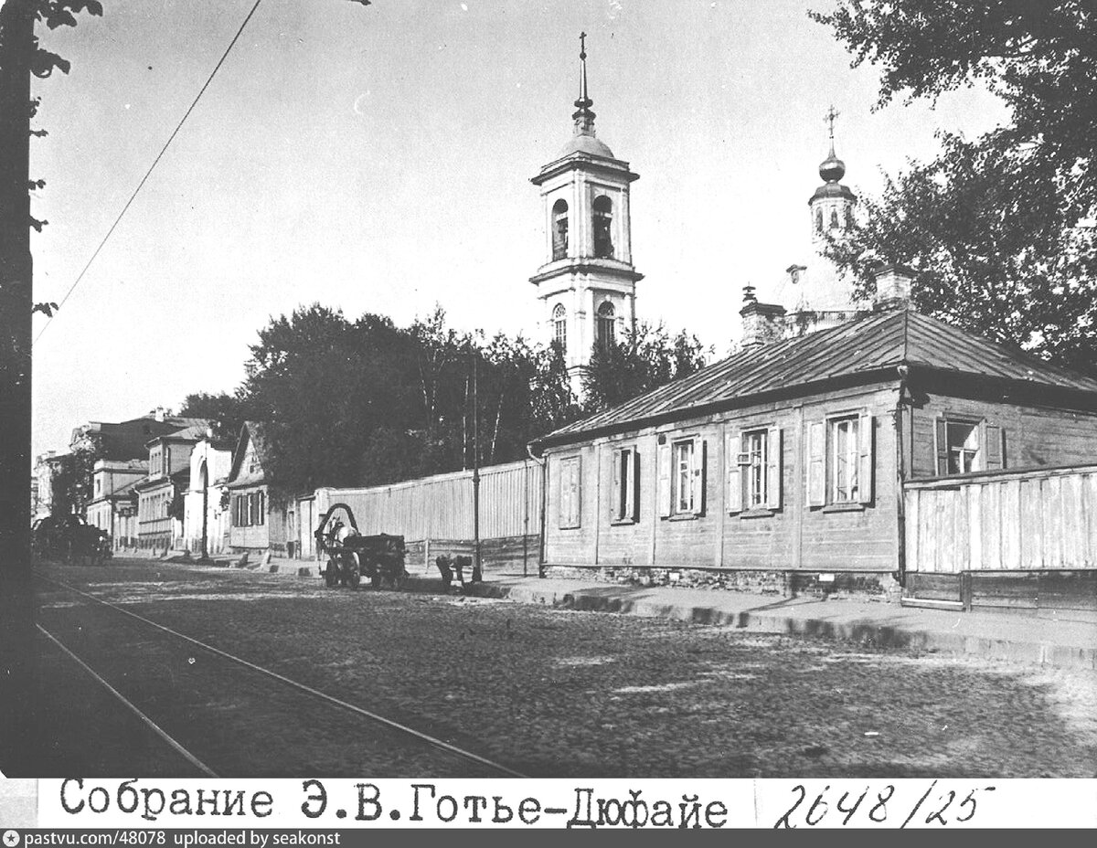 На месте Сталинского дома №12 когда-то была церковь Иоанна Предтечи в Кречетниках, 1913. Фото с сайта www.pastvu.com.