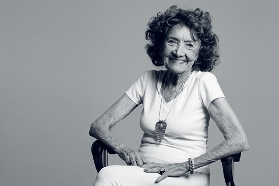 Каждое утро я говорю себе, что сегодня будет лучший день в моей жизни. И так я притягиваю к себе людей, которые думают так же, как я.