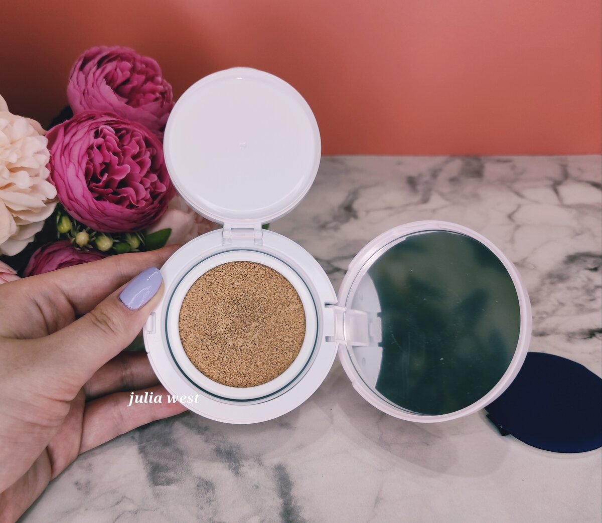 Всем привет, на связи Юля! Это Missha Тональный кушон Magic Cushion Cover Lasting. Как крем лежит на моей коже я покажу в конце статьи.