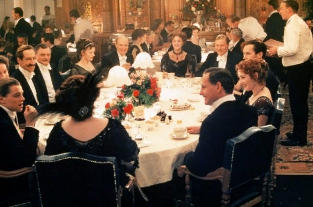Сцена первоклассного ужина из фильма 1997 года "Титаник". (Фото: Paramount Pictures/ Twentieth Century Fox/ MOVIESTILLSDB)