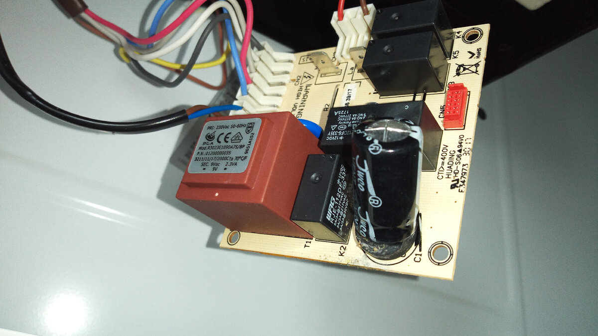 В данном случае конденсатор просто разорвало из за закипания электролита