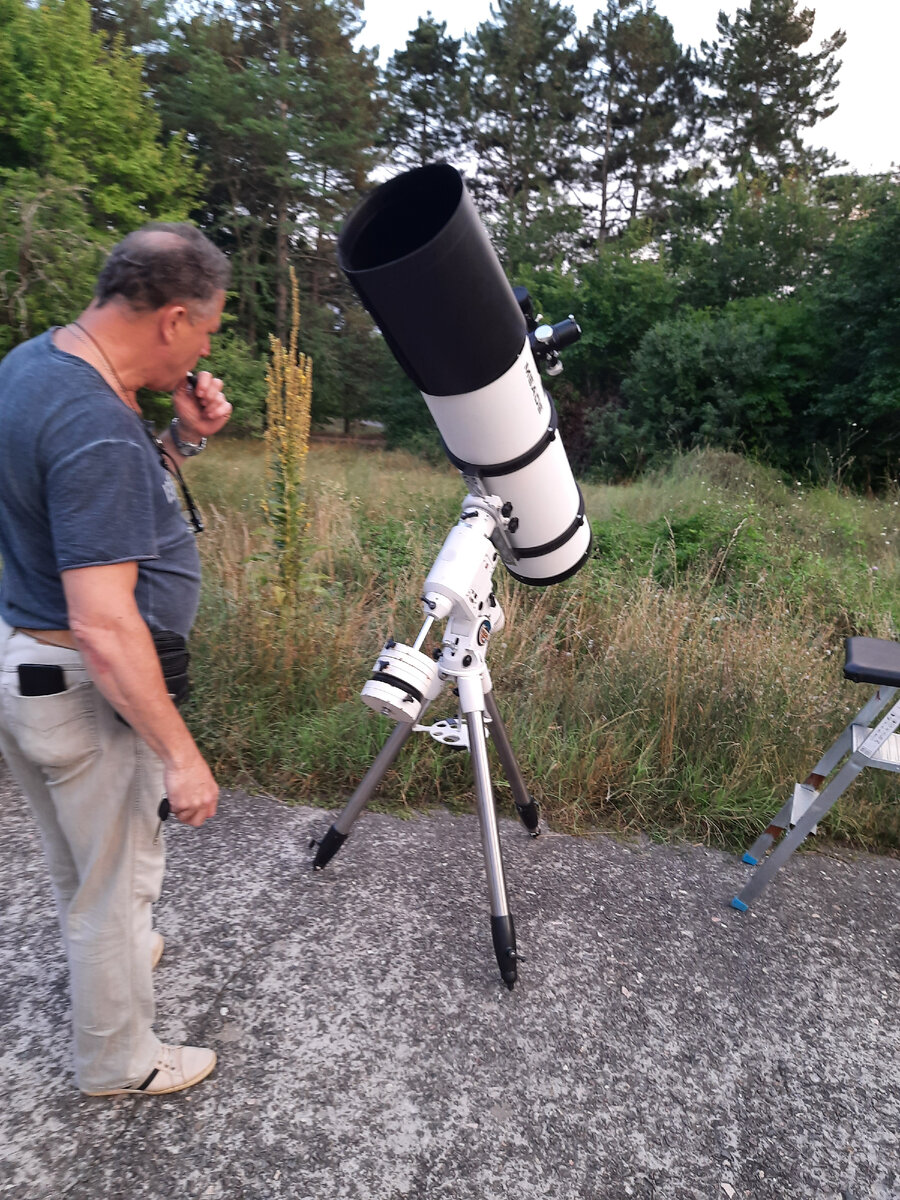 Опытный астроном-любитель Игорь. В вопросах техники разбирается поболее иных профи. Ну, и его "маленький", полностью автоматический помощник в наблюдениях.  Игорь, Сергей, спасибо за советы и очень интересное общение.
