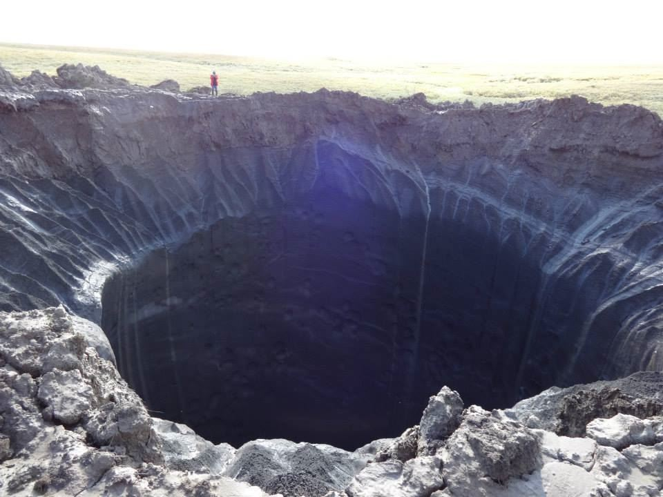 Природное углубление. Ямальский кратер (Ямальская воронка). Воронки в тундре на Ямале. Дыра в земле на Ямале. Воронки в земле на Ямале.