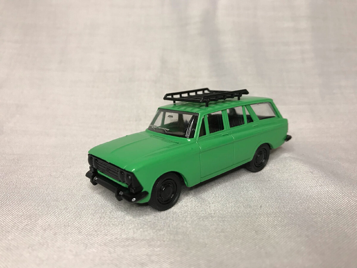 Загадочный для меня Москвич был окрашен в ядовитый зеленый цвет. Мои зрители сразу отметили жирный блеск краски, действительно, это не характерно для моделей АГАТ. 