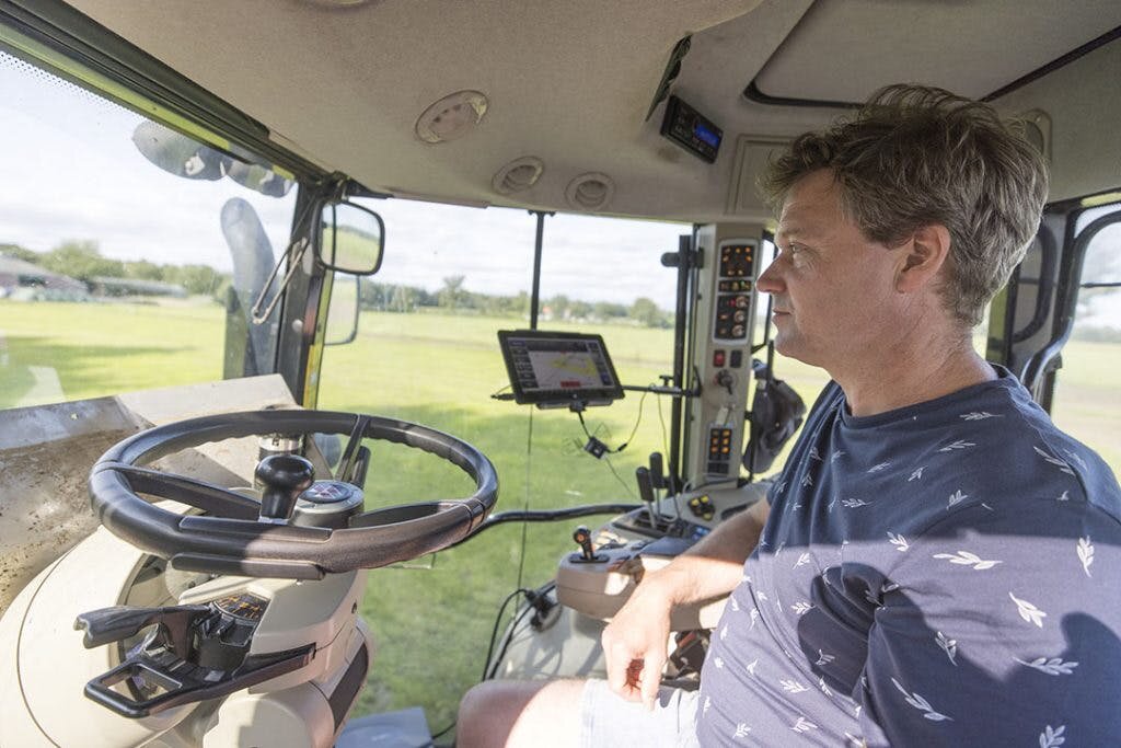 Благодаря автопилоту самостоятельной сборки точное вождение без помощи рук доступно животноводам и другим пользователям небольших тракторов