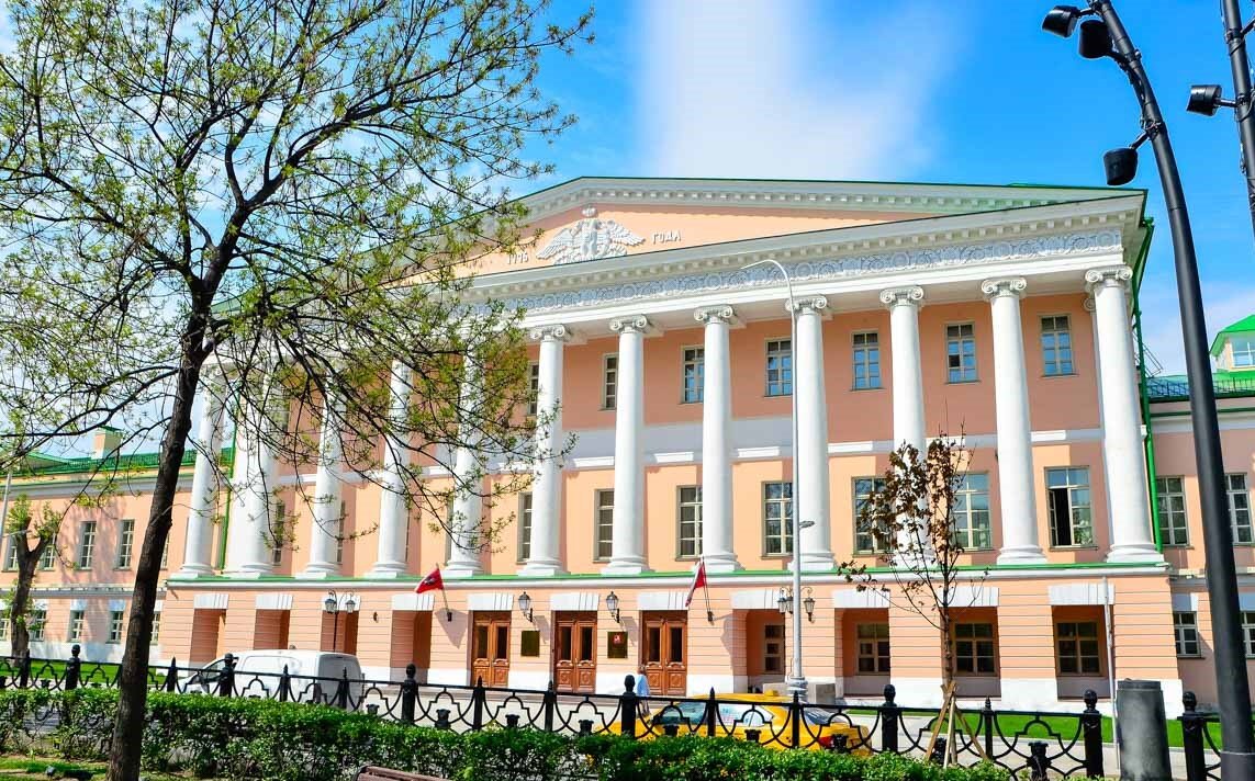 Здание Московской городской Думы, архитекторы М.Казаков, О. Бове, 1776