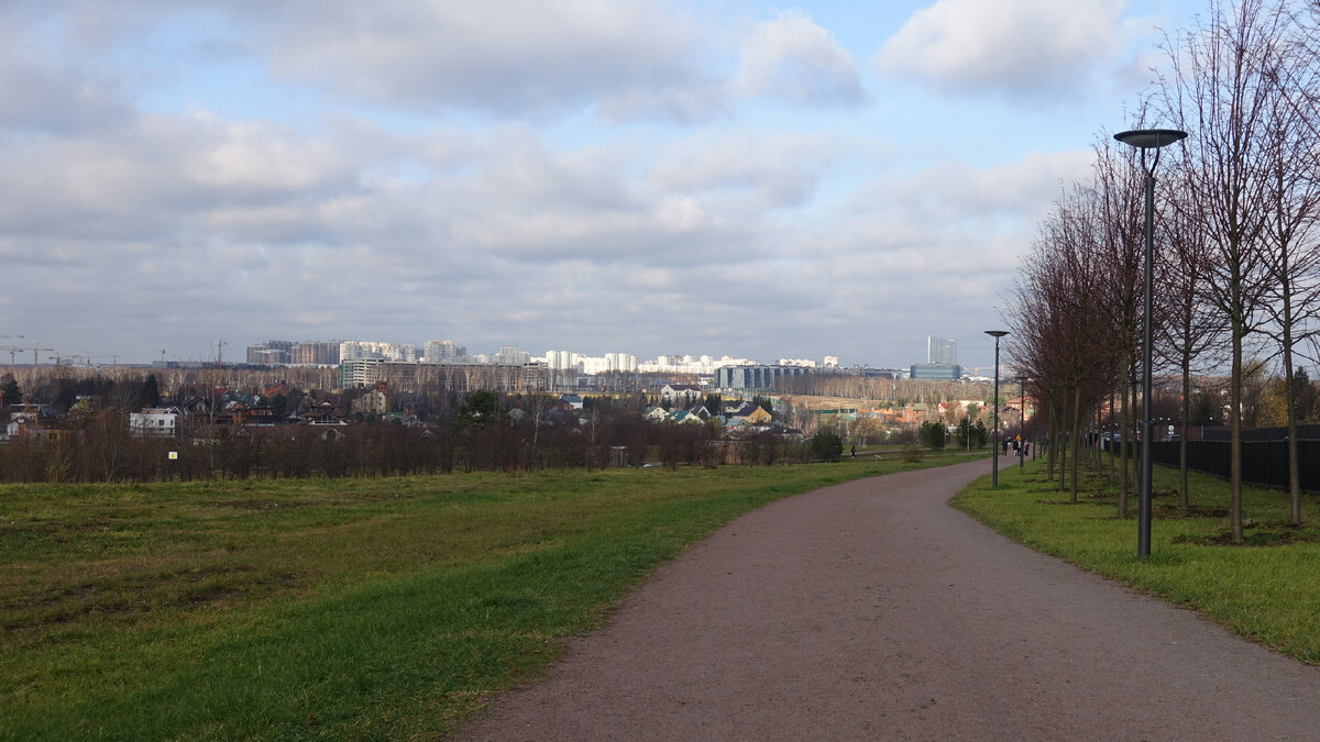 Мещерский парк (его называют также Баковский лесопарк) — большая зеленая зона в Одинцовском городском округе для прогулок и занятий спортом. Попав в парк, сразу же понимаешь, что последнее утверждение в отношении спорта не голословно, а справедливо и актуально. 