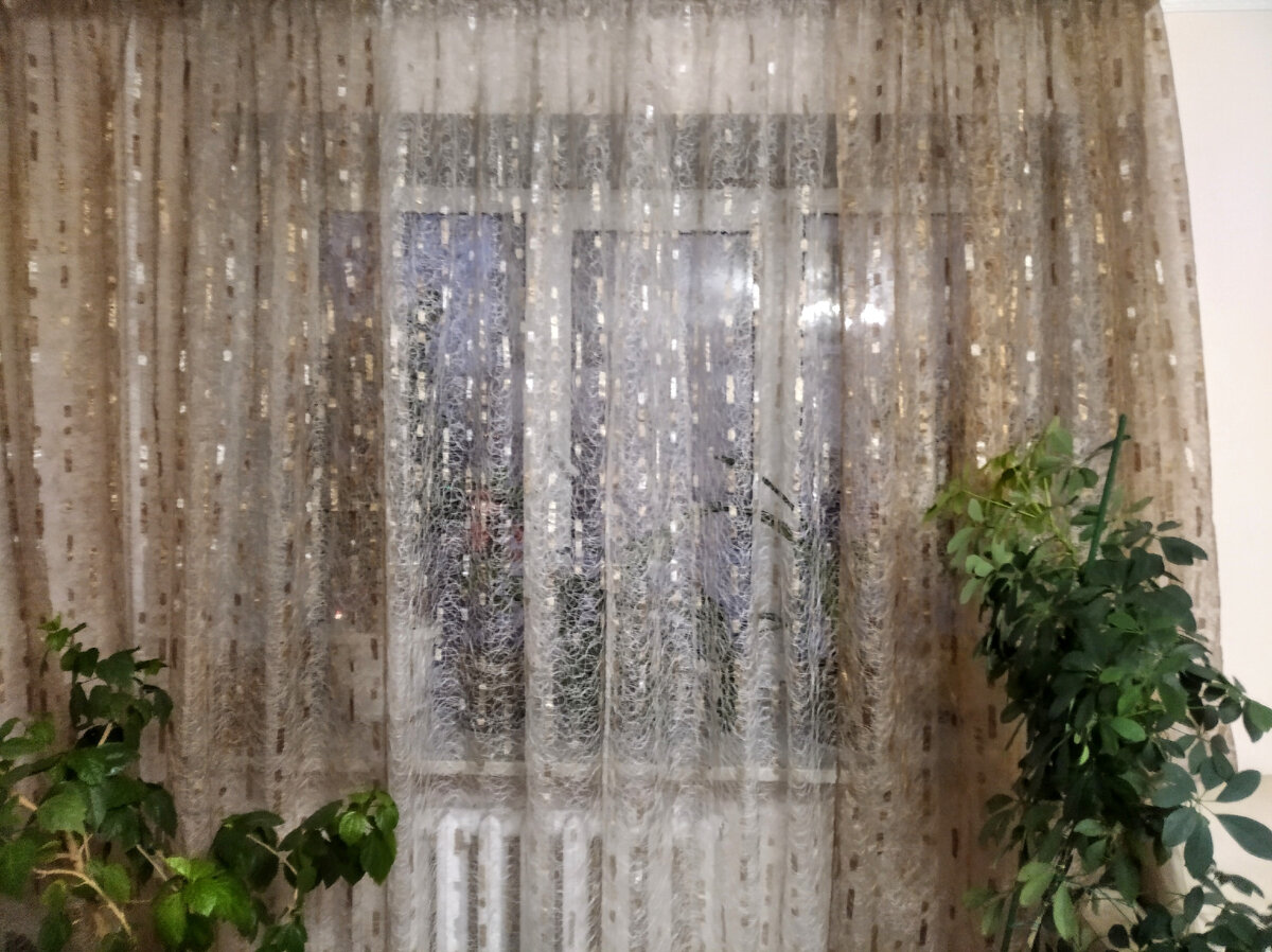 Такие шторы висят в квартире моей знакомой, остатки которых я и получила для работы