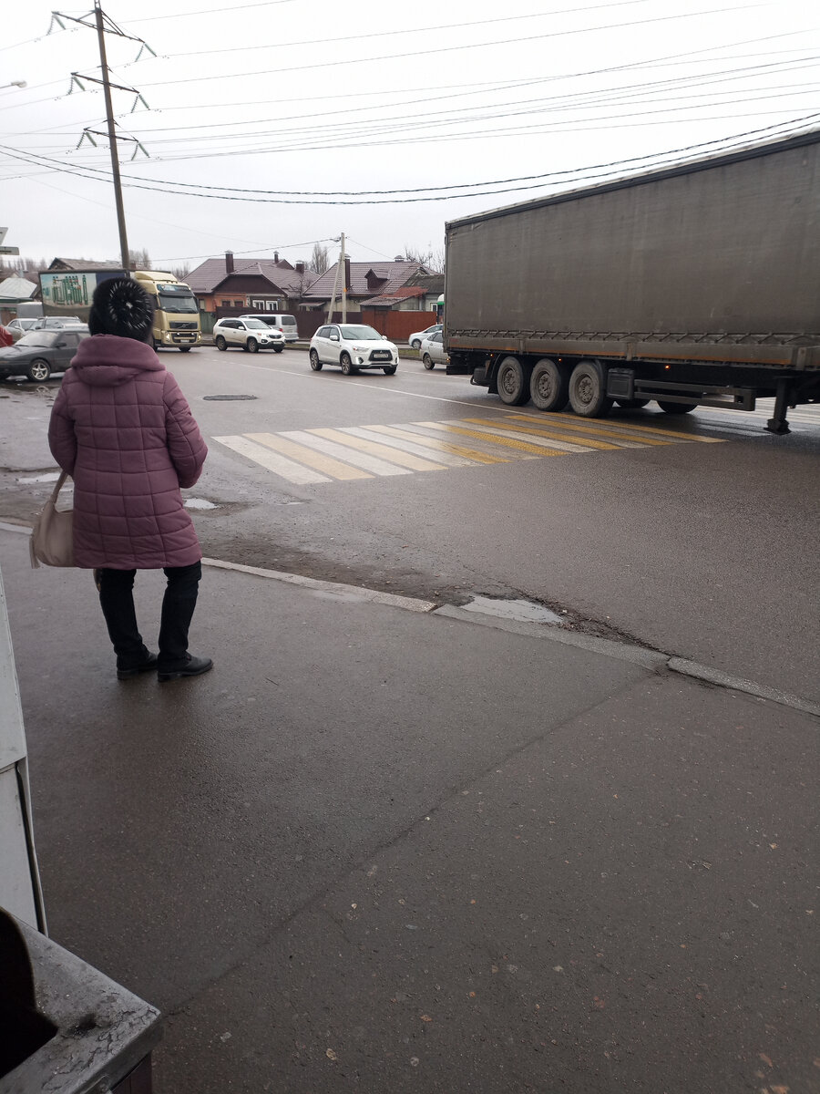 Ждём маршрутку ехать домой. Туда пешком , назад не охота по такой погоде идти.