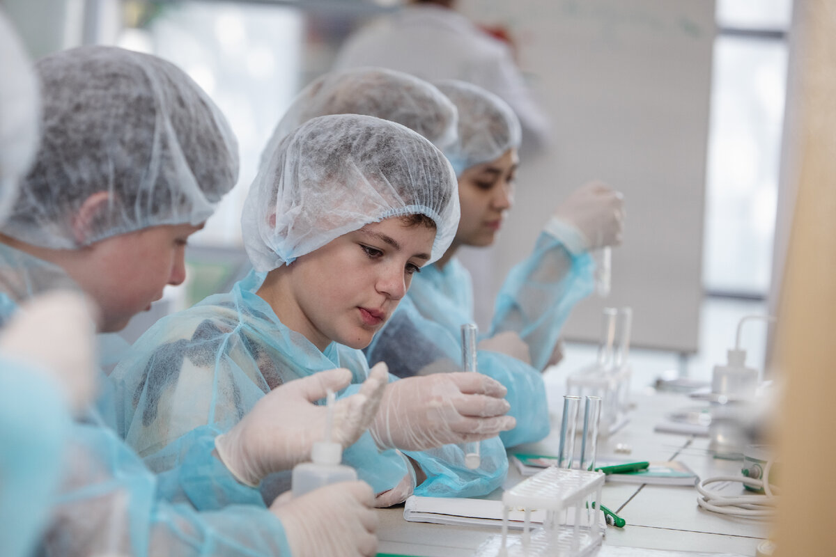 Сменовцы на занятии по компетенции  «Лабораторный химический анализ»