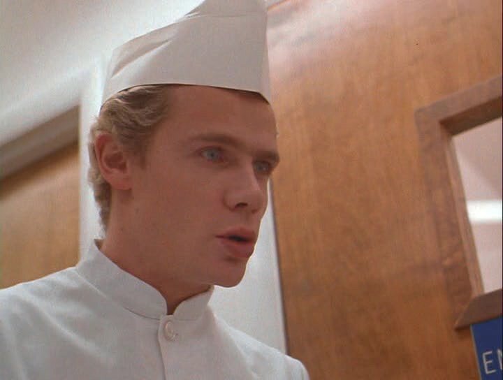 Узнаёте великого басиста?