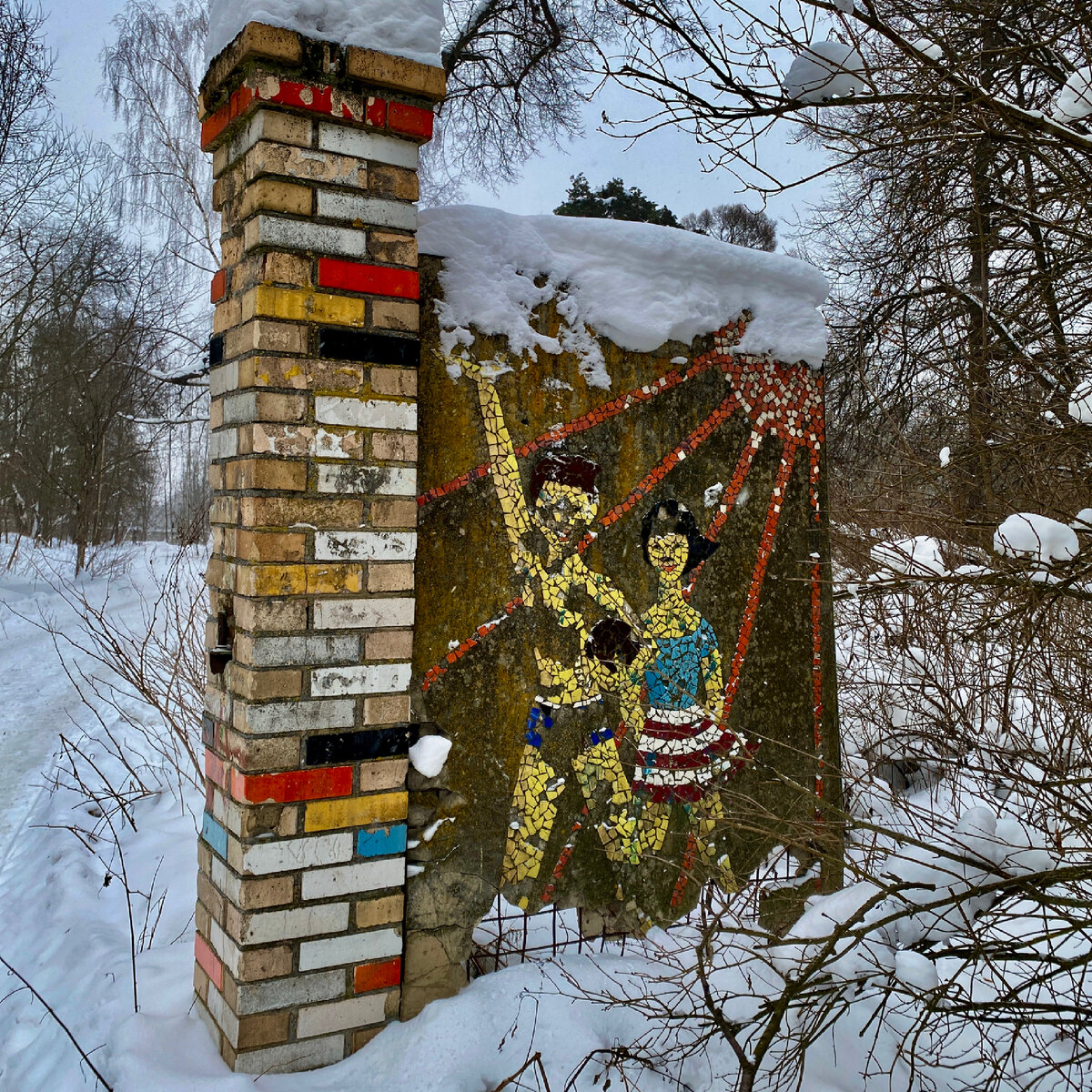 Фигура и лицо паренька совсем облупились (фото автора)