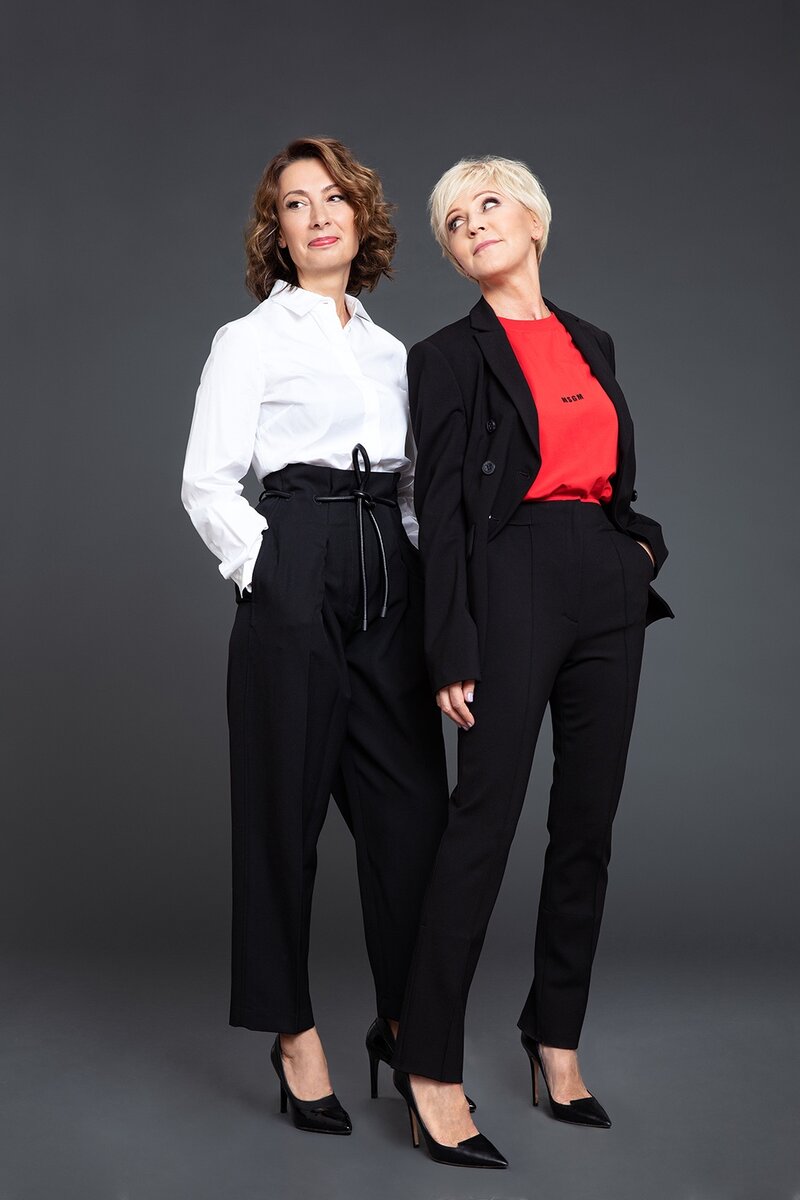 Я счастлива, что компанию «Вельвет Мьюзик» мы основали вместе с моей самой близкой подругой - Лианой Меладзе. Это перечеркивает любые утверждения про то, что женской дружбы не существует и с близкими друзьями невозможно работать: на каком-то этапе ты потеряешь либо дружбу, либо общее дело. Я могу сказать на нашем с Лианой опыте, что нам дружба только помогает. За долгие годы мы стали настолько близкими людьми, что мы читаем друг друга, мы дополняем друг друга, мы точно идём по одному пути. И мы смогли создать компанию с пониманием того, что она нам, как семья, а нашим артистам мы почти мамы))) Это и умение чувствовать настроение, и понимать, и поддерживать, и всегда-всегда - разговаривать, иногда спорить - но аргументированно, вселять уверенность и искреннюю любовь. И от этого фундамента каждый артист может оттолкнуться при взлёте и движении вперёд. И что ещё важно - мы как-то умудрились подобрать таких артистов в компанию, которые не используют эту материнскую любовь во вред. Никто не переходит на фамильярность и это ценно. Компании Вельвет Мьюзик в этом году уже 18 лет. А мы с Лианой все эти годы вместе и знаем, что каждый для каждого в нашей компании плечо и поддержка во всем.😊❤