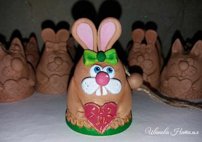 Керамические колокольчики в виде зайчиков.