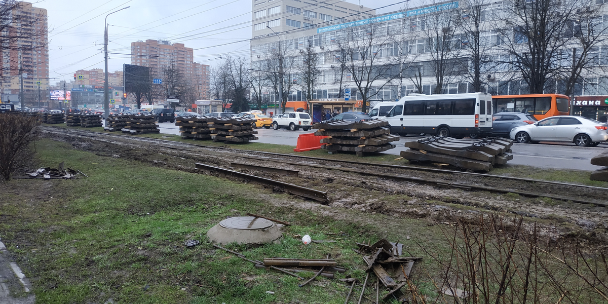 Шпалы и демонтаж путей на просп. Ленина в районе Педуниверситета, фото Андрей С.