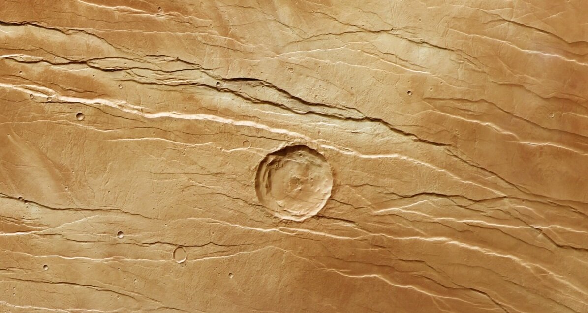 Вид сверху на Tantalus Fossae, связанный с горой Альба, на поверхности Марса. Изображение основано на данных миссии Mars Express Европейского космического агентства.(Изображение предоставлено EKA/DLR/FU Berlin, CC BY-SA 3.0 IGO)