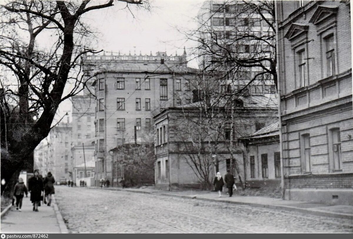 Трамвайные пути в Капельском переулке в сторону проспекта Мира, 1975-1976. С сайта www.pastvu.com.