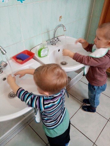 Учимся мыть руки с мылом, вытирать насухо своим полотенцем