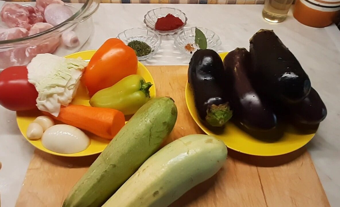 Все овощи и  куриное мясо заранее тщательно промыли .