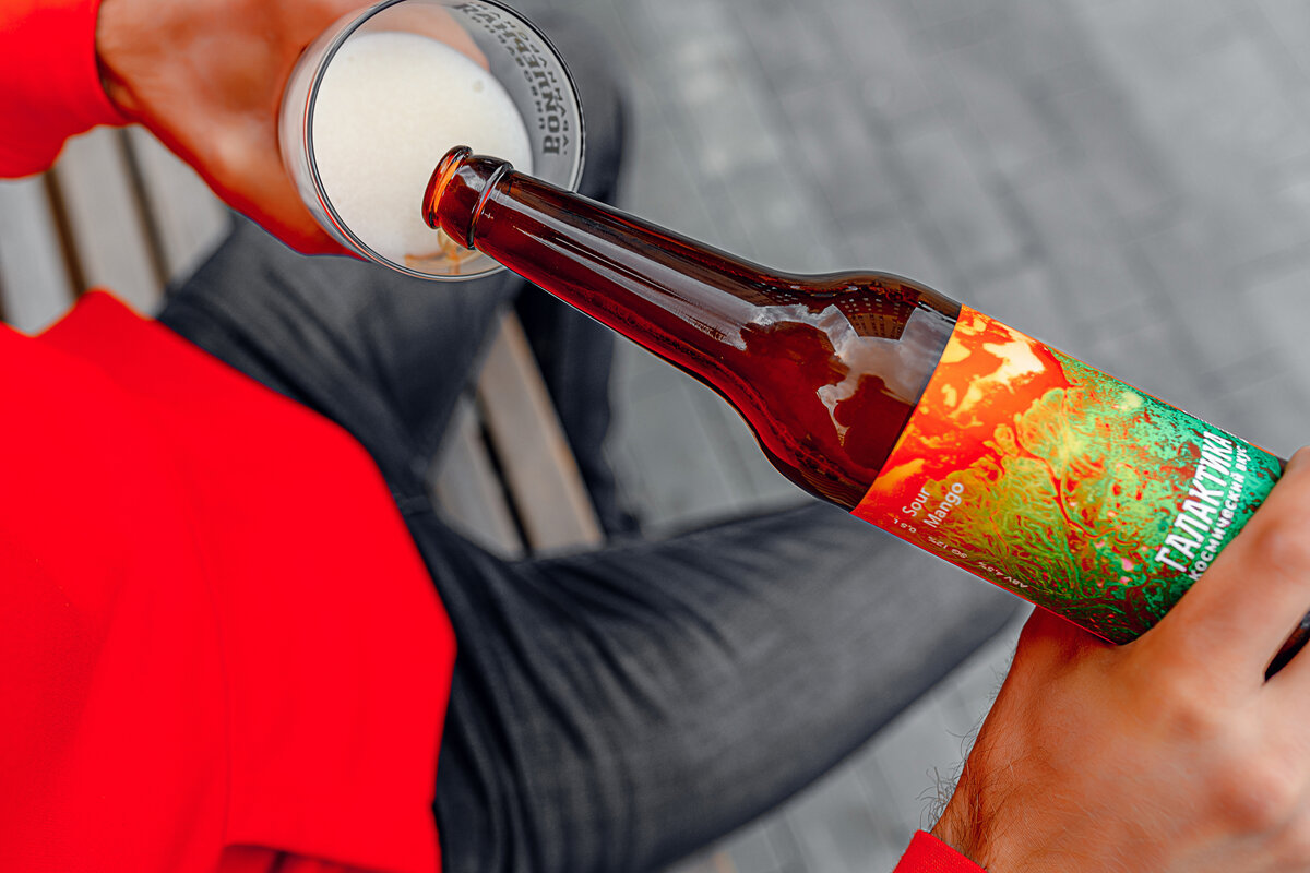 Пиво может кислить не потому, что оно уже испортилось, а потому что это пиво - особый род "кисляков", так называемых sour beer. 