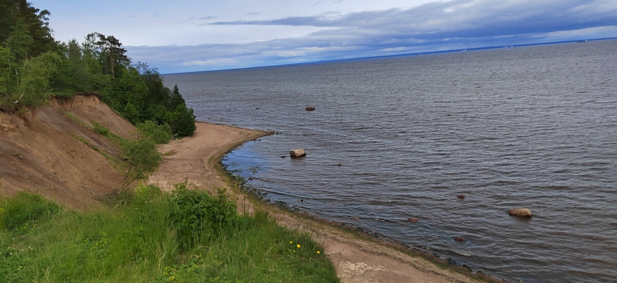 Крутой видовой обрыв по дороге с Лебяжье на Красногорской улице