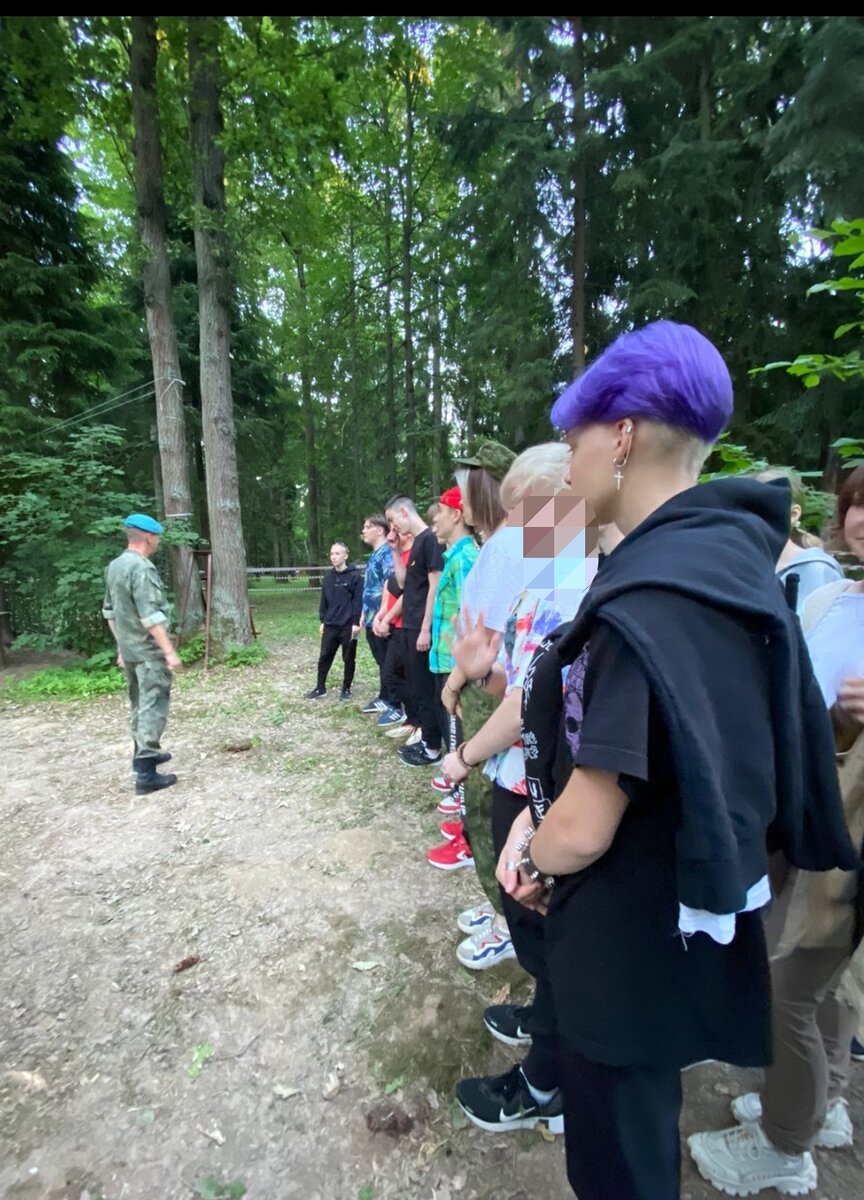 Вон, главный "воин" лагеря им в пупок дышит.