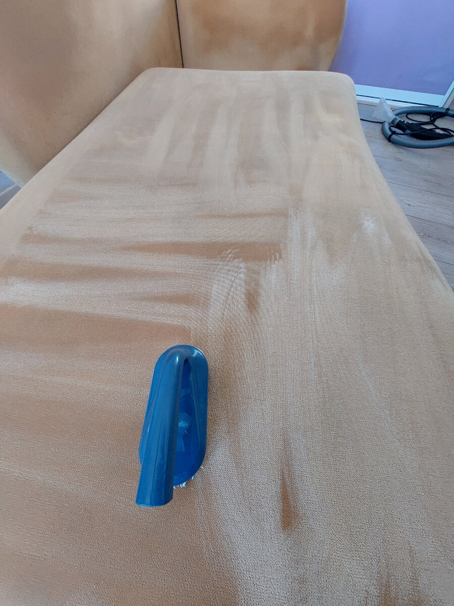 Нанесение чистящего средства. 