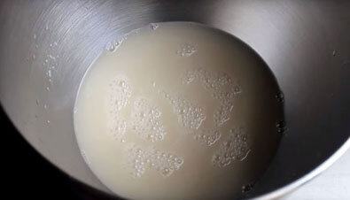 
Высыпьте в чашу кухонного комбайна сухие дрожжи. Подогрейте необходимое количество воды, лучше теплой, ни в коем случае не используйте холодную.