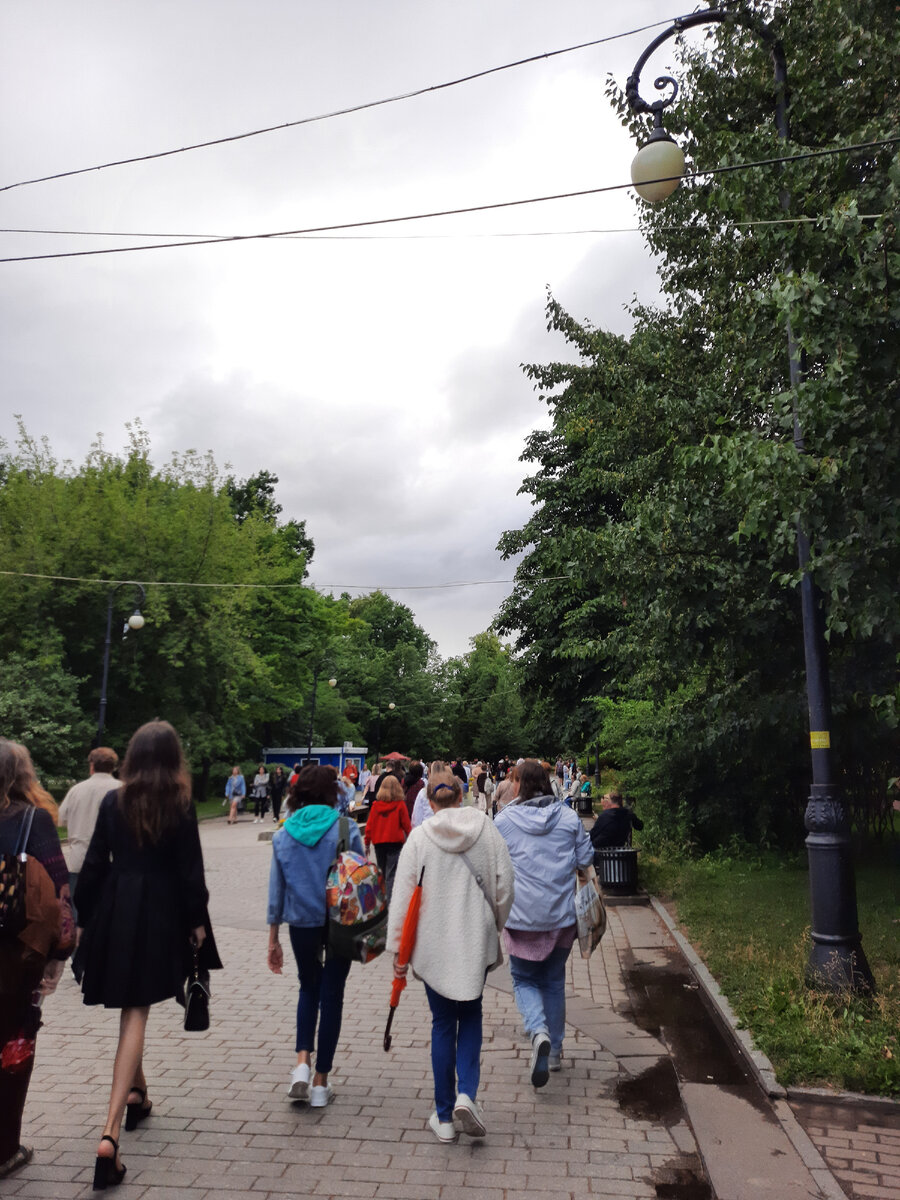 Все шли в направлении Мюзикхолла