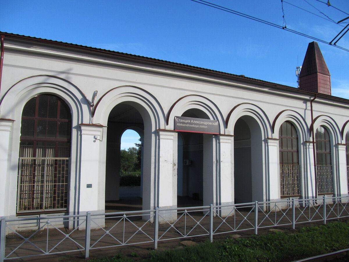 Железнодорожная станция в черте посёлка Александровская Пушкинского района Санкт-Петербурга. Вид со стороны платформ