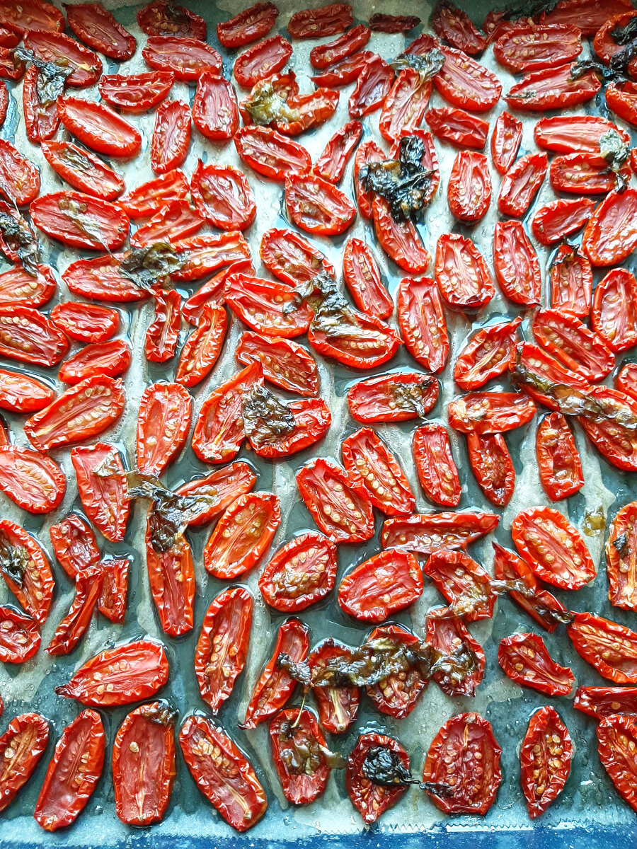 Вяленые томаты с базиликом – эстетика и изысканный вкус.